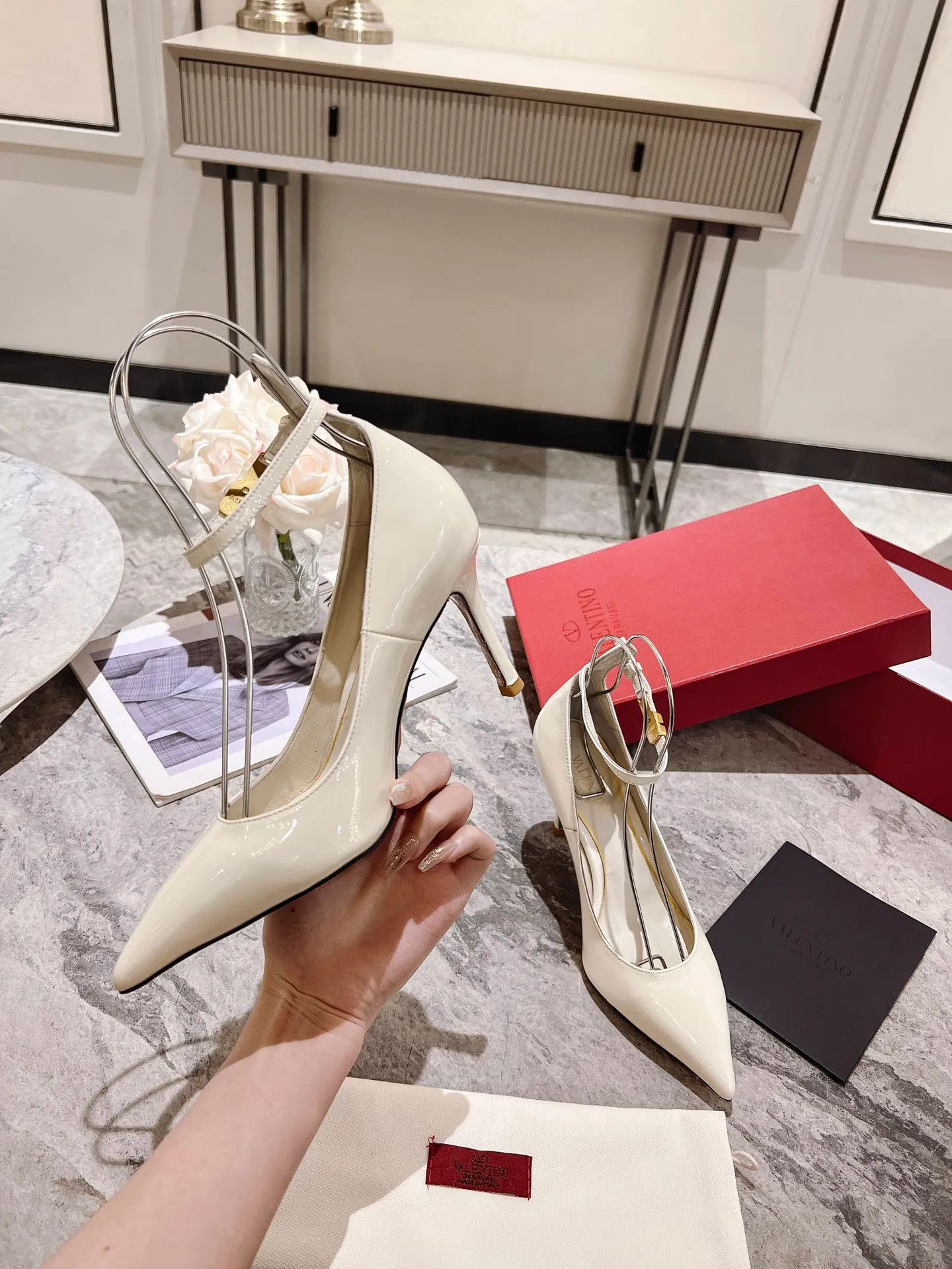 👟👟Ex-factory price 440👟👟 Genuine leather sole +40 Top version 𝑉𝐴𝐿𝐸𝑁𝑇𝐼𝑁𝑂 Valentino new spring and summer women's 6⃣️color patent leather shoes. Unique (small V-label buckle) hardware brings out a full sense of high-end, and the new season will live up to expectations! Worth buying ★ Qipi is absolutely high-grade ❥Original method, absolutely sensual ❥Elegant style, creating a different feeling, simple and elegant style!  Code number: 35-41 (34-42 customized) Fabric: Imported patent leather Lining: Sheepskin lining Heel height: 7cm-10cm2⃣️Various heel height options Leather outsole Rubber outsole